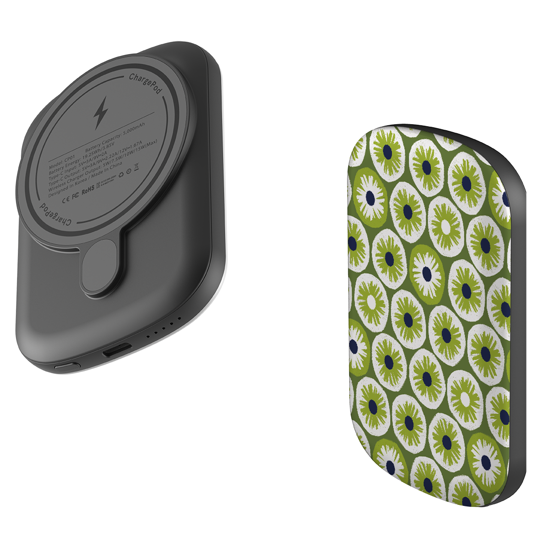 MagSafe Power Bank – Penny Flowers Green von Ali Brookes