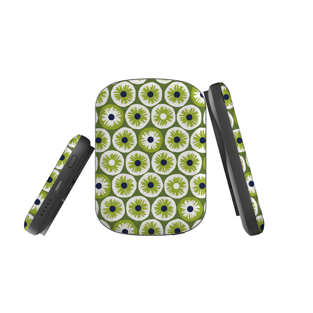 MagSafe Power Bank – Penny Flowers Green von Ali Brookes