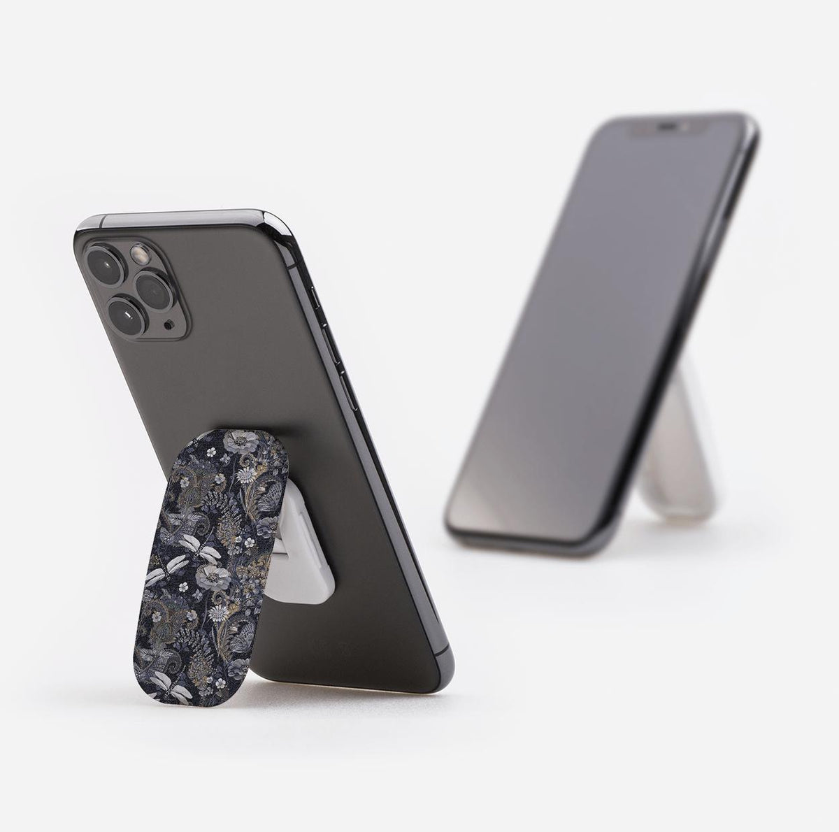 Support de téléphone Clickit au motif floral Belsay fixé à un smartphone, qui fonctionne comme un repose-téléphone pour les orientations paysage et portrait.