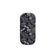 Support de téléphone portable motif Belsay avec une impression florale sombre et de libellules sur une poignée rectangulaire allongée et arrondie.