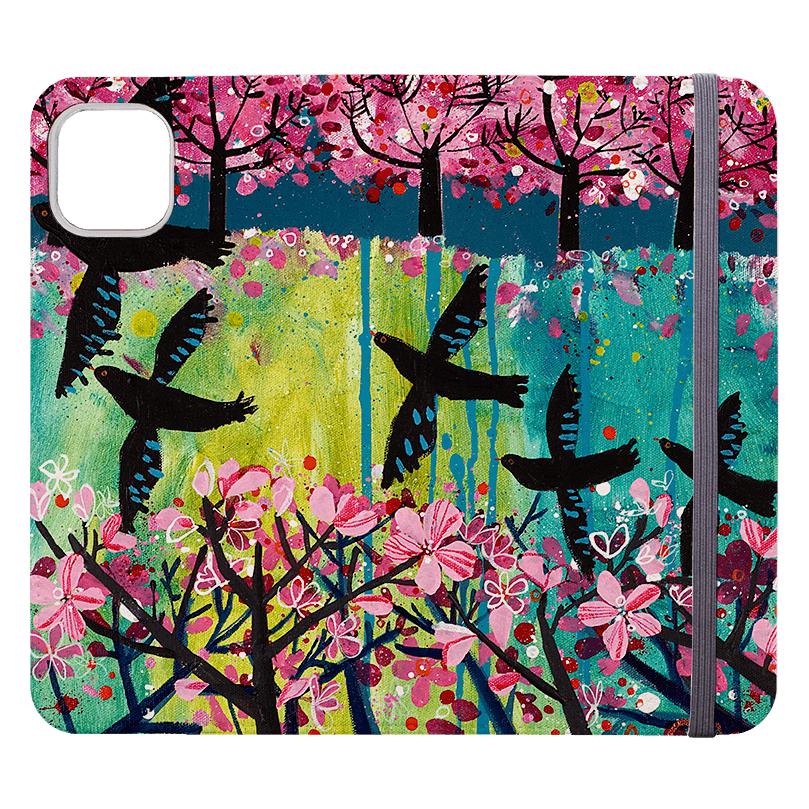 Brieftaschen-Handyhülle – Black Birds von Claire West – Vegane Kunstleder-Brieftaschenhandyhülle aus veganes Kunstleder. 3 Kartenfächer, vollständig bedruckte Außenseite. Kompatibilität: Siehe Dropdown-Menü für Optionen – bitte wählen Sie die passende Hülle, da wir nach Bestellung bedrucken. – Stringberry