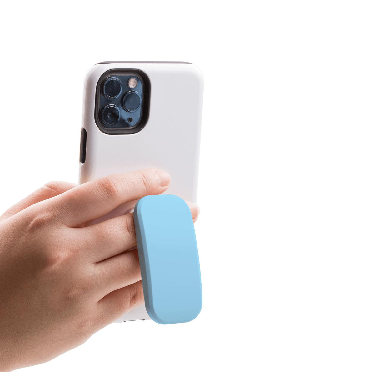 Eine Hand hält ein weißes Smartphone mit einem hellblauen, tablettenförmigen selbstklebenden Handyständer an der Rückseite.