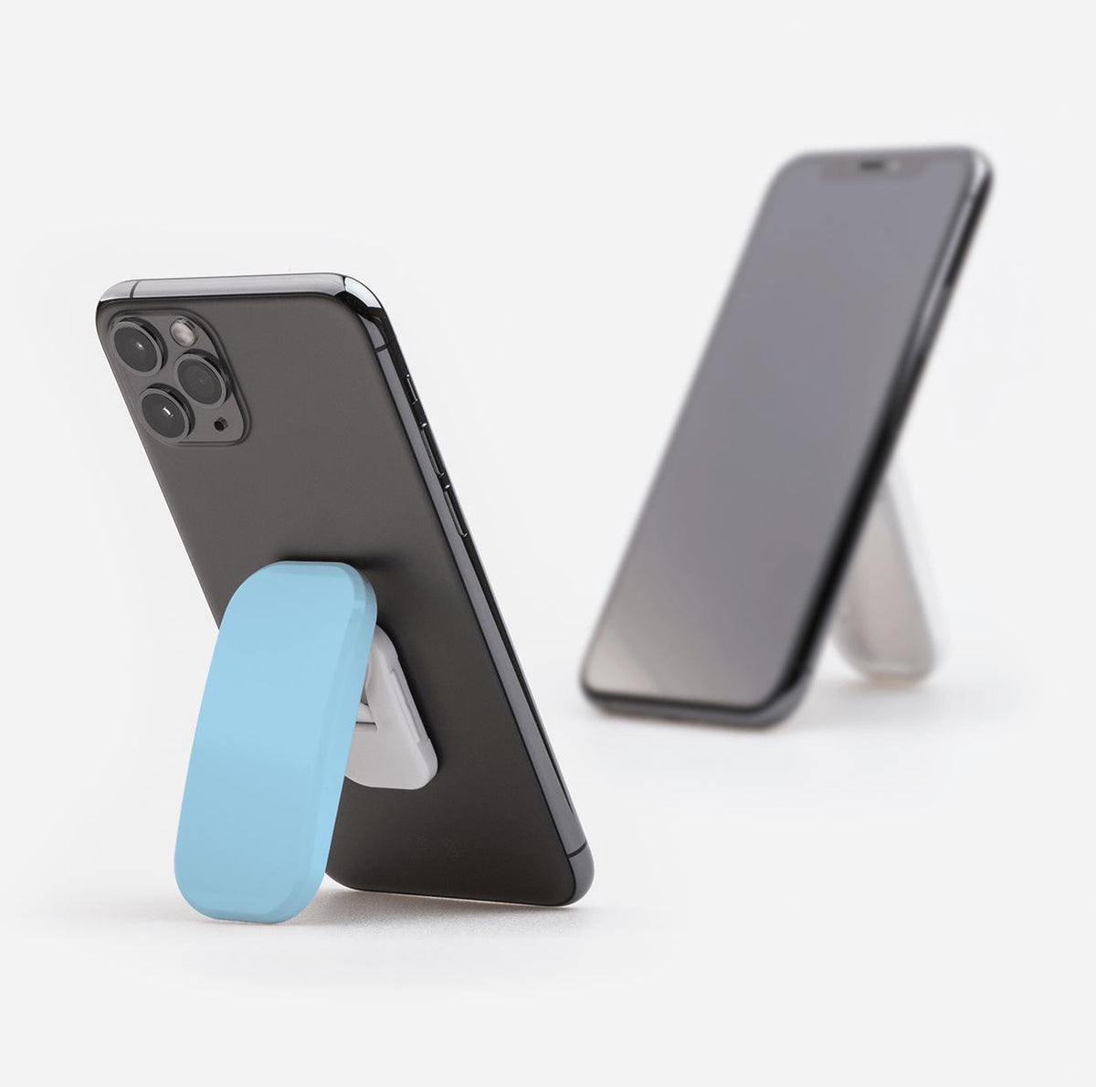 Hellblaue selbstklebende Handyhalterung, die an der Rückseite eines Smartphones befestigt ist und dieses im Hochformat abstützt