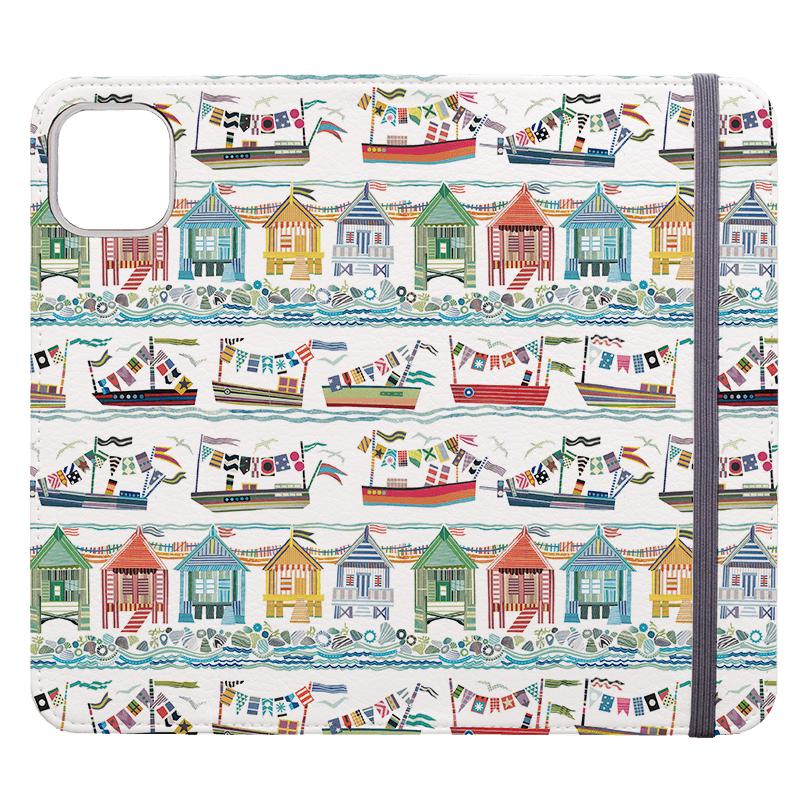 Cover per telefono con portafoglio Flotilla By Jane Robbins, in pelle vegana. 3 scomparti per carte. Superficie completamente stampata. Compatibilità: consulta il menu a discesa per le opzioni, per favore seleziona la cover corretta poiché realizziamo su ordinazione. Stringberry