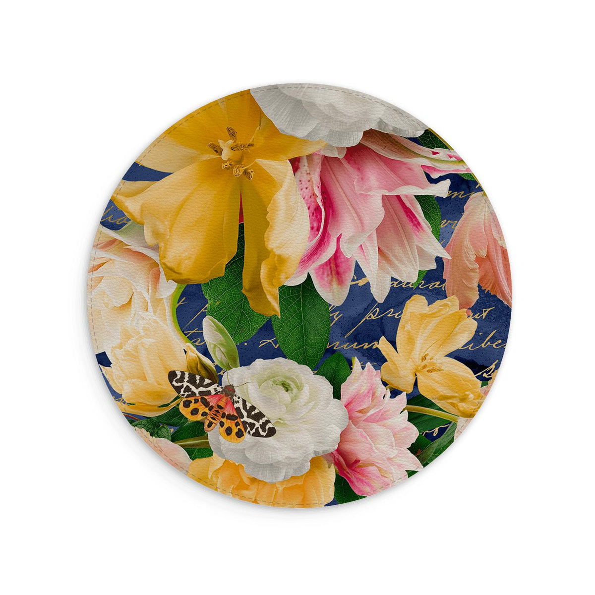 Tapis de souris rond en cuir végétal orné d'un imprimé floral vibrant, d'un papillon et d'un texte manuscrit sur fond bleu marine.