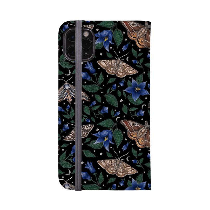 Brieftaschen-Handyhülle – Motten-Design von Catherine Rowe – Vegane Brieftaschen-Handyhülle aus veganes Leder. 3 Kartenfächer, vollständig bedruckte Außenseite. Kompatibilität: Siehe Dropdown-Menü für Optionen – bitte wählen Sie die passende Hülle, da wir nach Bestellung drucken. – Stringberry