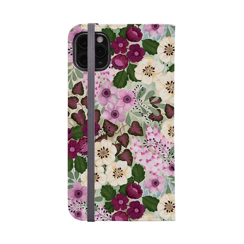 Custodia per telefono con portafoglio - Fiori viola di Bex Parkin - Custodia portafoglio in pelle vegana. Pelle vegana, 3 scompartimenti per carte e esterno completamente stampato. Compatibilità: consulta il menu a discesa per le opzioni, si prega di selezionare la custodia corretta poiché produciamo su ordinazione. - Stringberry