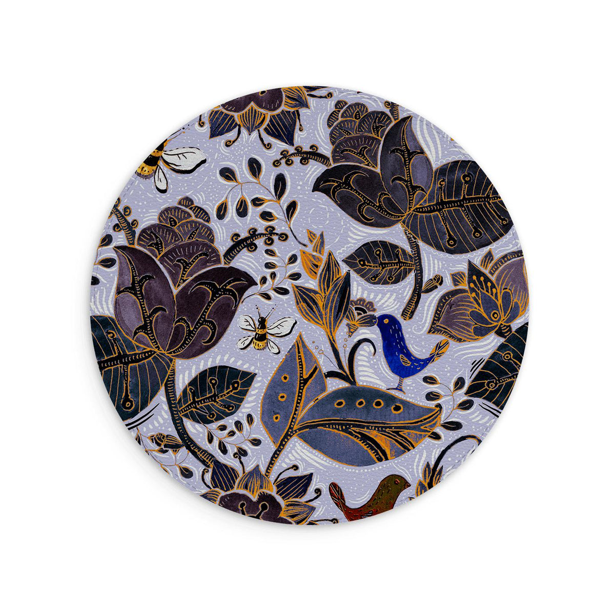 Tapis de souris rond en cuir végétal avec un motif floral botanique, des oiseaux et des abeilles dans les tons violet, or et bleu sur une surface texturée.