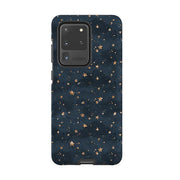 Samsung Handyhülle - Bode Galaxy - Produktdetails: Erhabene Abschrägung schützt den Bildschirm vor Kratzern. Stoßfeste Polycarbonathülle mit stoßabsorbierendem TPU-Innenfutter, sichere Passform, vollen Zugriff auf Anschlüsse. Kompatibel mit Qi-Wireless-Charging. 1/8 Zoll (3mm), 30g. Kompatibilität: Siehe Dropdown-Menü, wählen Sie passende Hülle, wir drucken nach Bestellung. -Stringberry