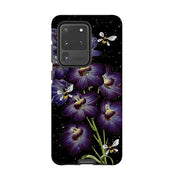 Samsung Handyhülle - Night Bees - Produktdetails: Erhabene Kante schützt vor Kratzern. Stoßfeste Polycarbonathülle + stoßabsorbierender TPU-Einsatz. Sichere Passform, volle Anschlusszugang. Kompatibel mit Qi-Kabelladung. 1/8 Zoll (3mm), 30g. Siehe Dropdown für passende Hülle, nach Bestellung bedruckt. - Stringberry