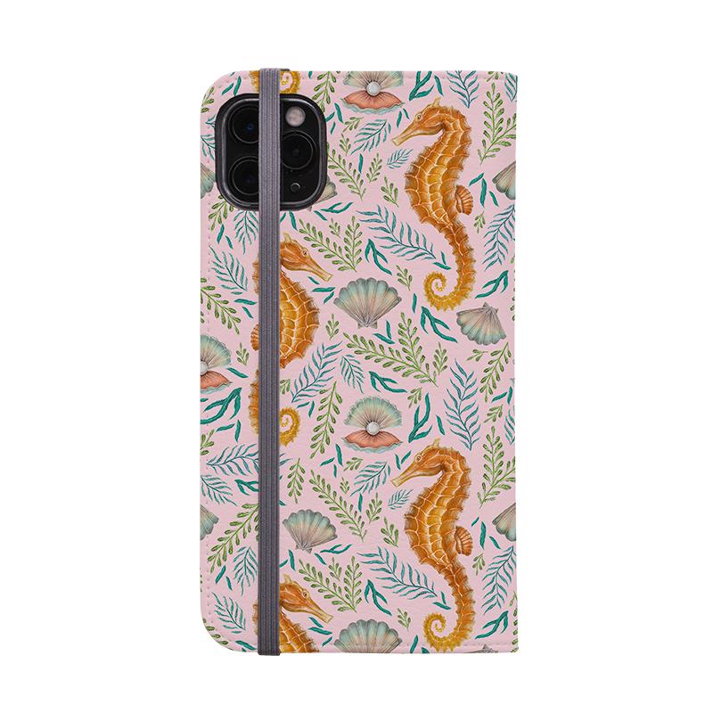 Cover per telefono con portafoglio - Rosa Cavalluccio Marino di Catherine Rowe - Cover portafoglio in pelle vegana. Tre slot per carte, esterno completamente stampato. Per la compatibilità consulta il menu a tendina per le opzioni: si prega di selezionare la cover corretta poiché realizziamo su ordinazione. - Stringberry