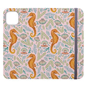Cover per telefono con portafoglio - Rosa Cavalluccio Marino di Catherine Rowe - Cover portafoglio in pelle vegana. Tre slot per carte, esterno completamente stampato. Per la compatibilità consulta il menu a tendina per le opzioni: si prega di selezionare la cover corretta poiché realizziamo su ordinazione. - Stringberry