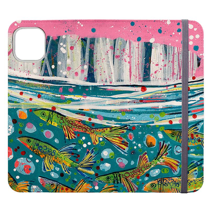 Cover portafoglio per telefono - Something Fishy di Claire West - Cover portafoglio in pelle vegana. Pelle vegana. 3 scomparti per carte. Esterno completamente stampato. Compatibilità: consulta il menu a discesa per le opzioni, per favore seleziona la cover corretta poiché realizziamo su ordinazione. - Stringberry